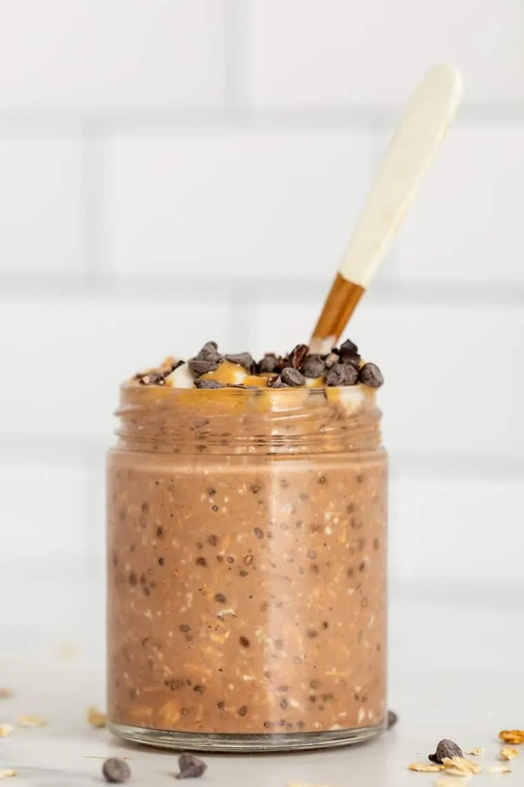 See how to make overnight oats 6 different ways! These easy overnight oats recipes are healthy, full of flavor & perfect for busy mornings. Chocolate Peanut Butter Overnight Oats in a jar with a spoon